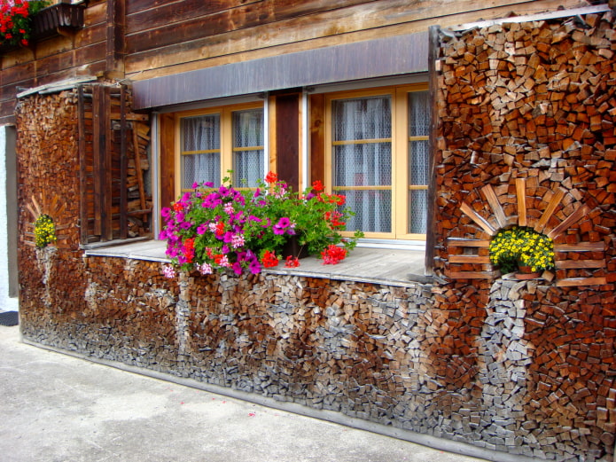 Près du mur de la maison