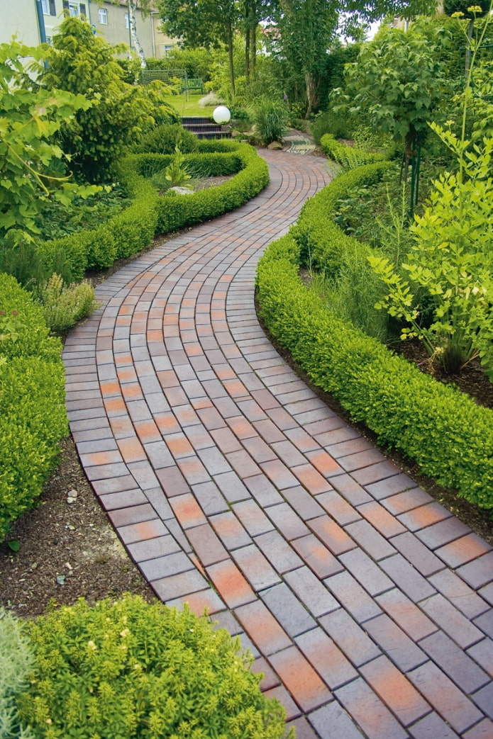 chemin de tuiles dans le jardin