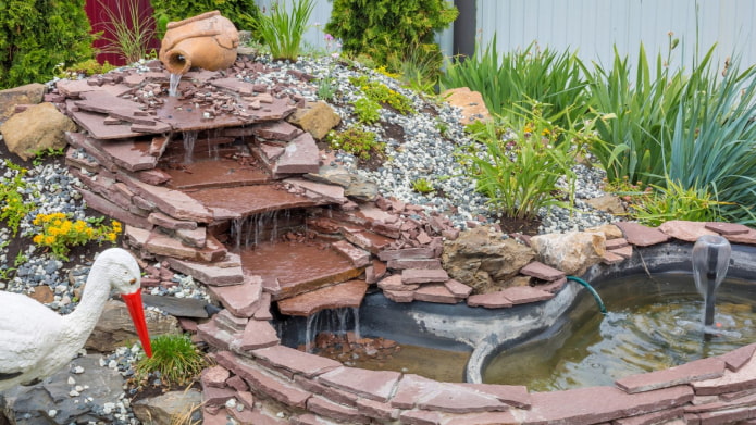 étang avec une cascade dans le pays