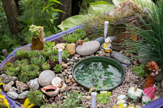 jardin décoratif dans un parterre de fleurs