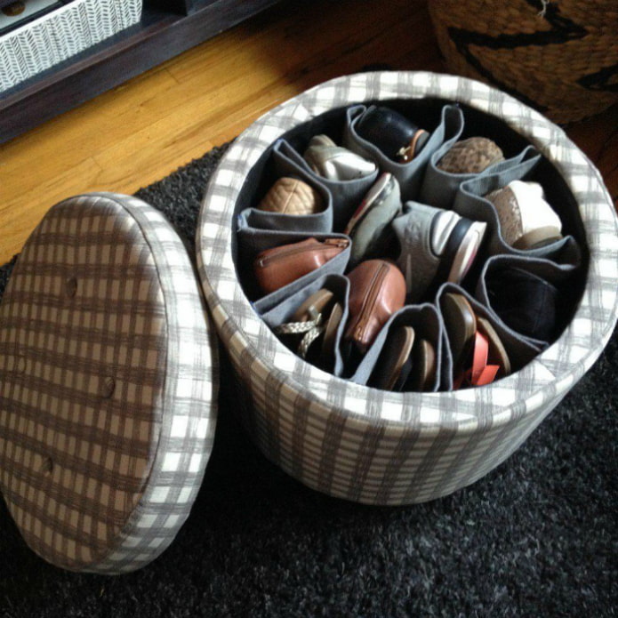 pouf avec des chaussures