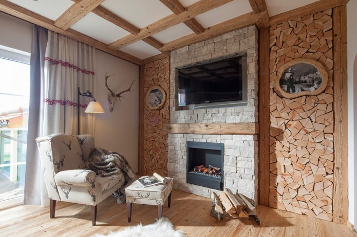 poutres en bois sur plafond blanc