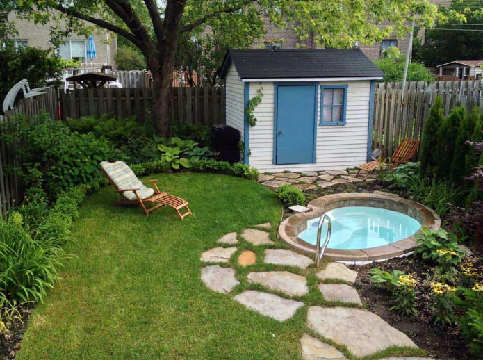 Piscine dans une petite cour