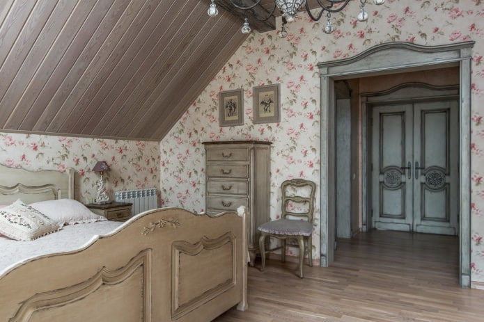 chambre dans une maison en bois dans le grenier