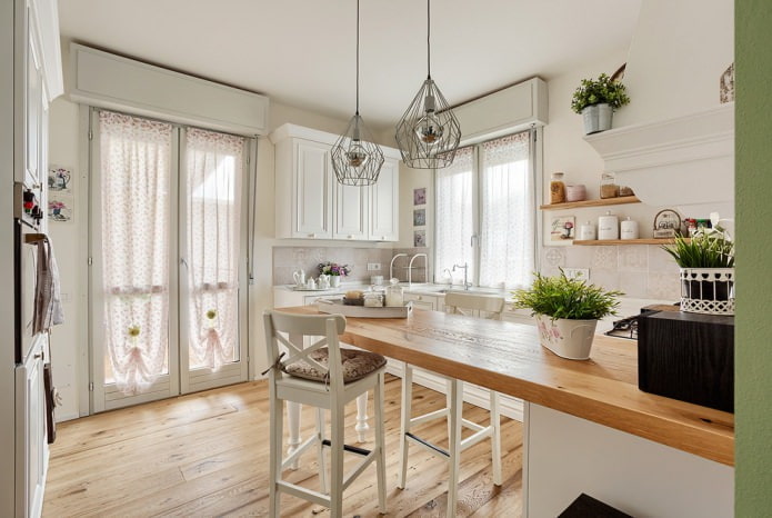 intérieur de cuisine avec un bar aux couleurs claires