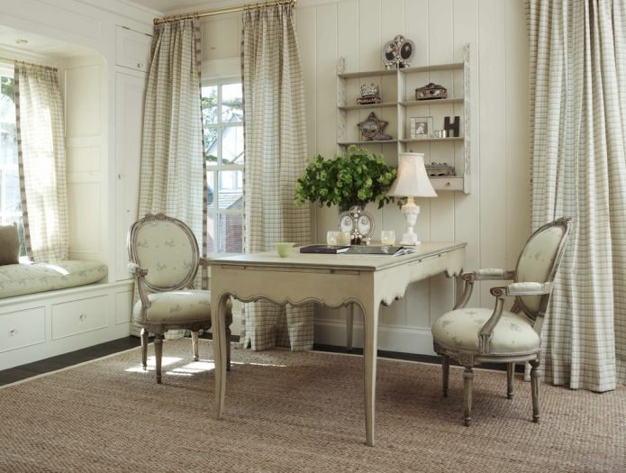 armoire avec garniture en bois