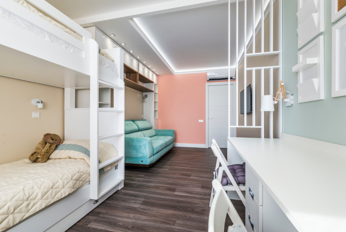 chambre d'enfant étroite avec un canapé et deux lits