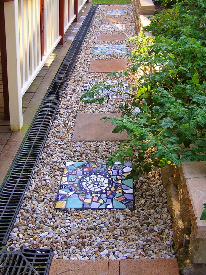 Chemin de mosaïque cassé