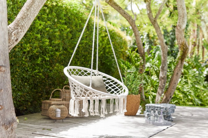 chaise suspendue dans le jardin