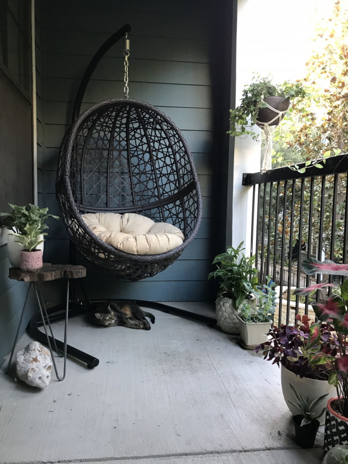 chaise suspendue sur le balcon