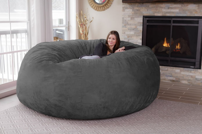 énorme pouf dans le salon