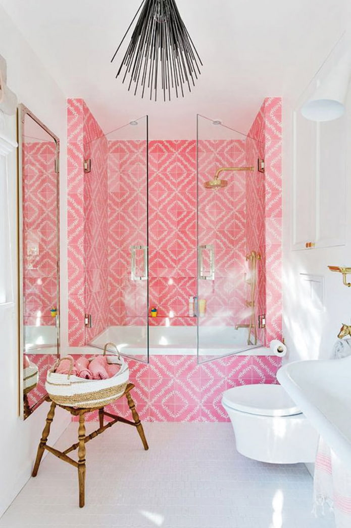 carrelage rose dans la salle de bain