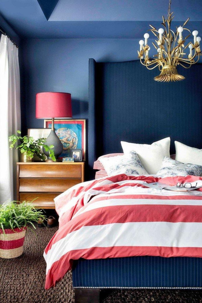 chambre bleue aux accents rouges