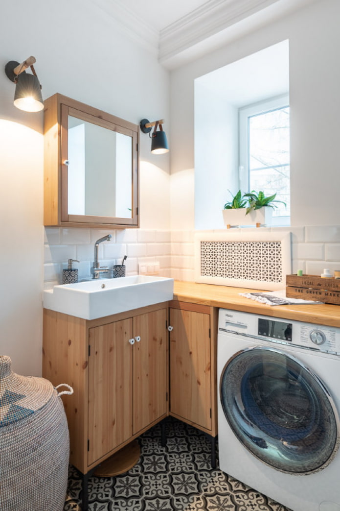 meubles en bois dans la salle de bain