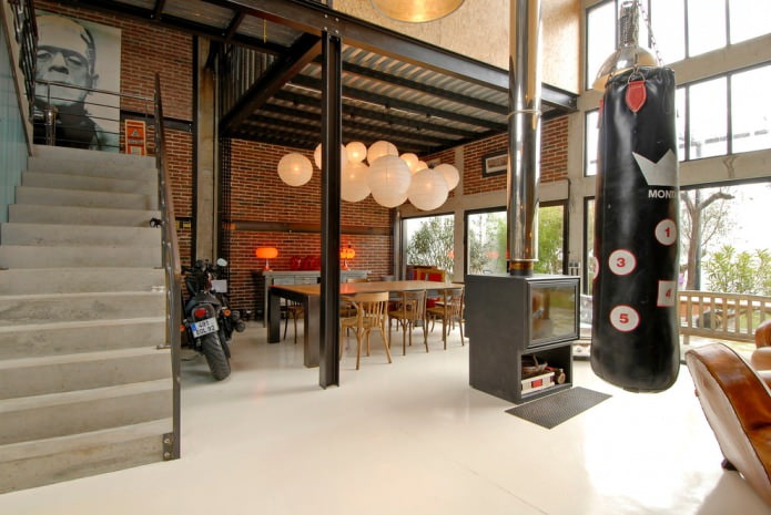 sac de boxe dans une maison de style loft