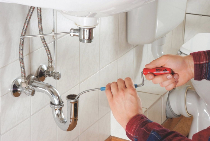 nettoyer les tuyaux dans la salle de bain