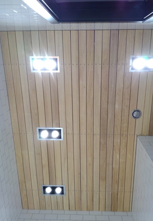 doublure au plafond dans la salle de bain