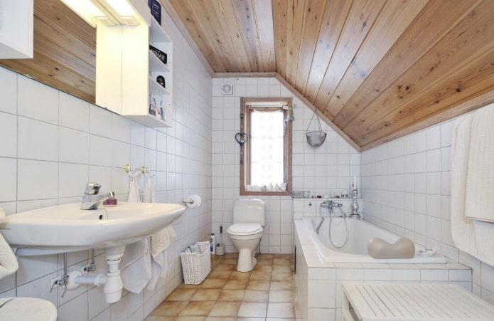 plafond en bois dans la salle de bain