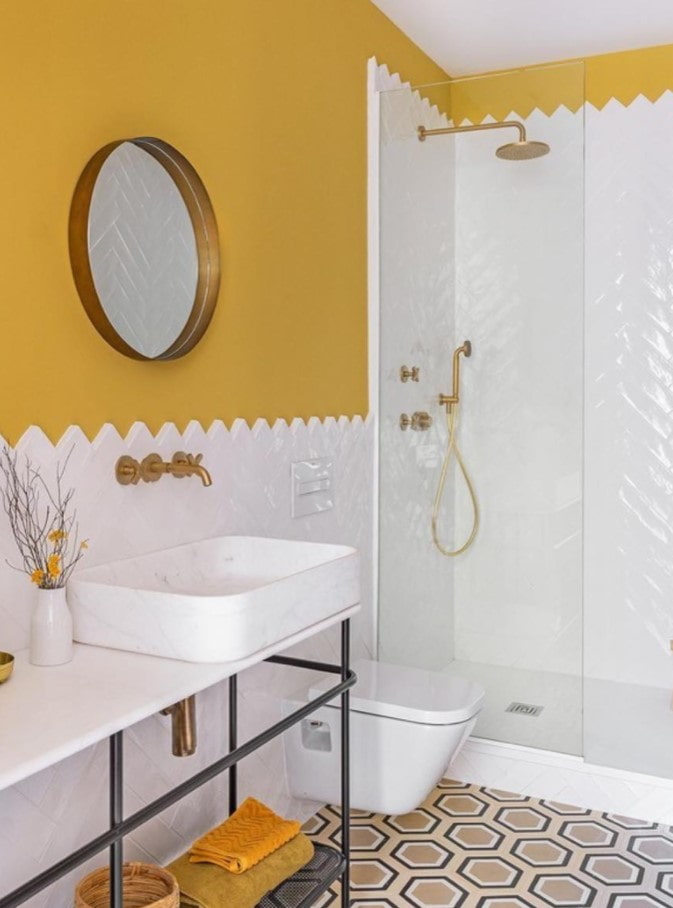 salle de bain blanc avec du jaune