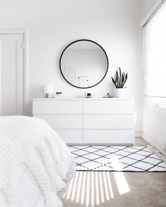 commode blanche dans la chambre