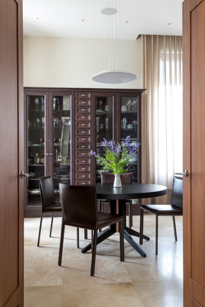 table à manger ronde en bois foncé