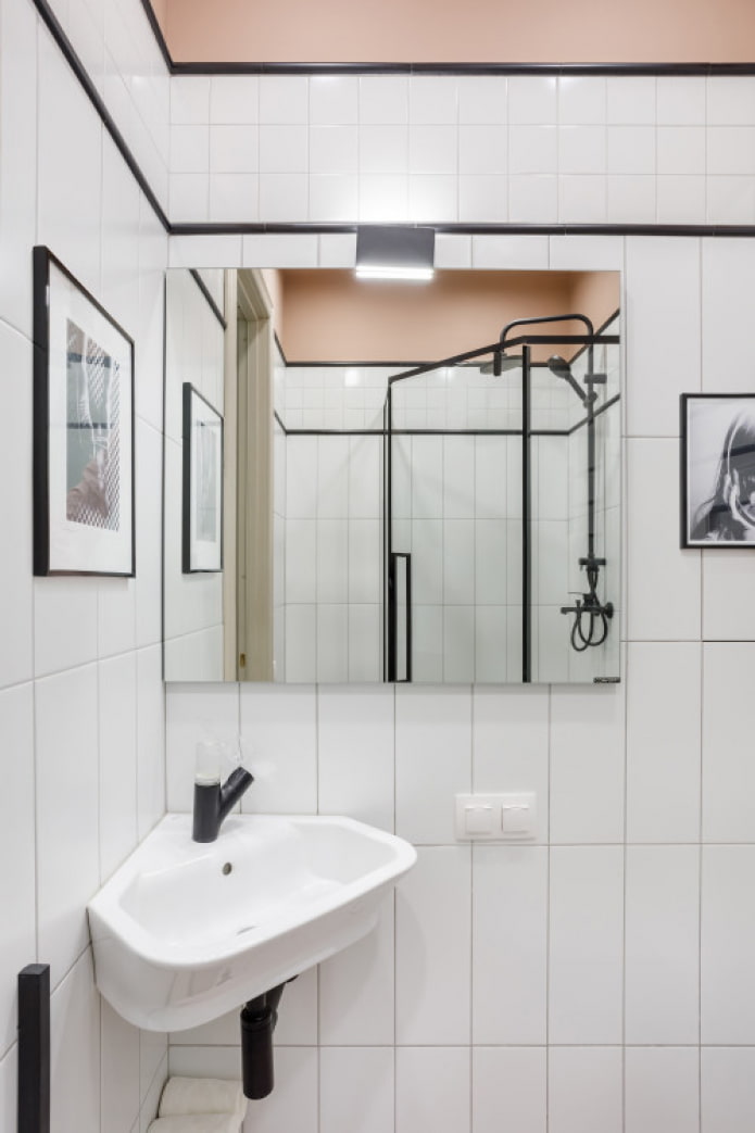 salle de bain lumineuse dans un style moderne