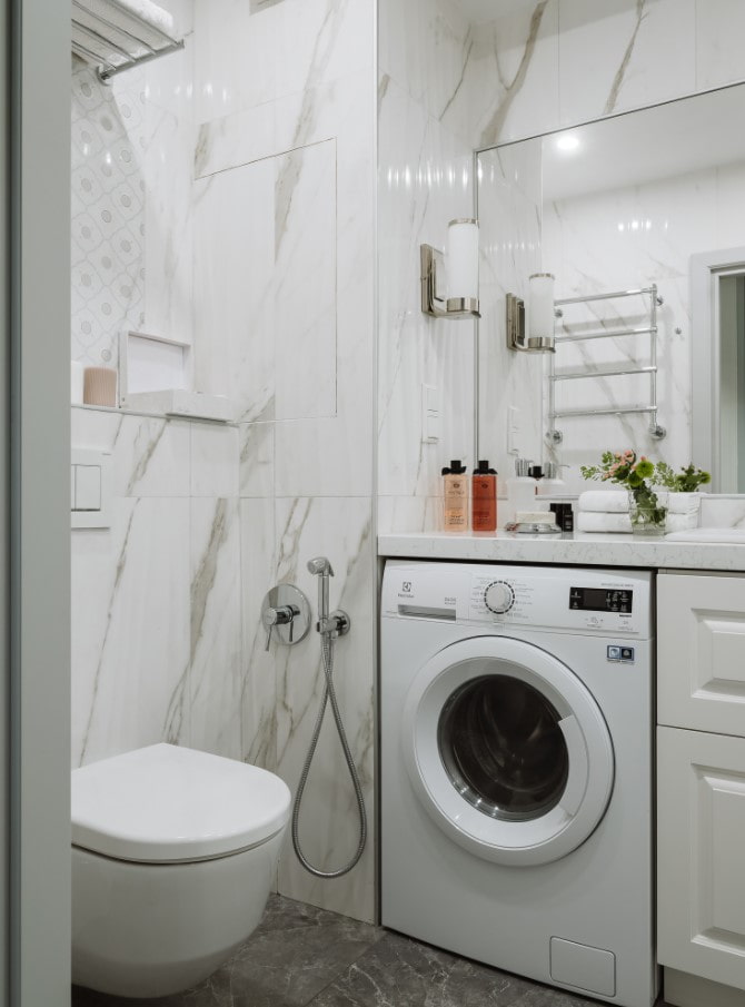 machine à laver dans la salle de bain