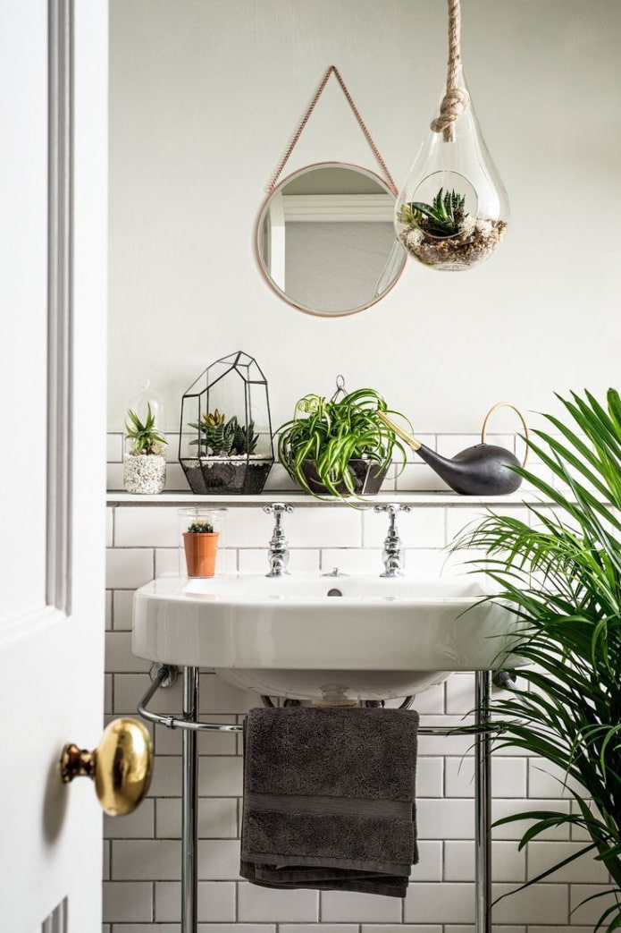 étagère dans la salle de bain pour les fleurs