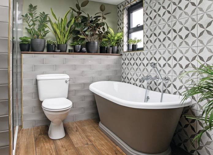 fleurs dans une salle de bain avec fenêtre