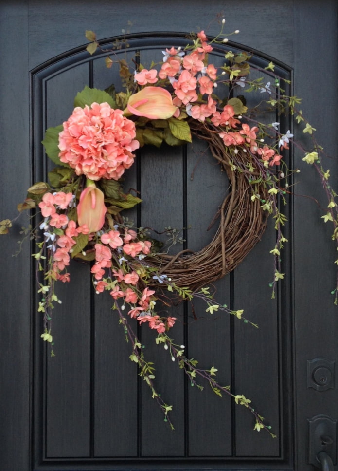 une couronne sur la porte des fleurs