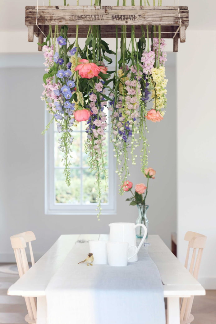 des fleurs sur la table à manger