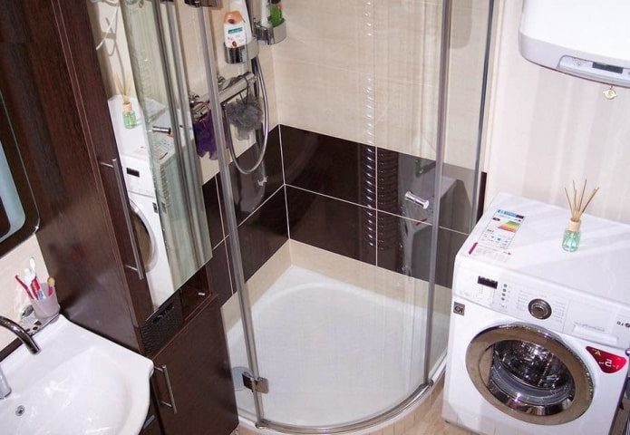 cabine de douche dans la salle de bain