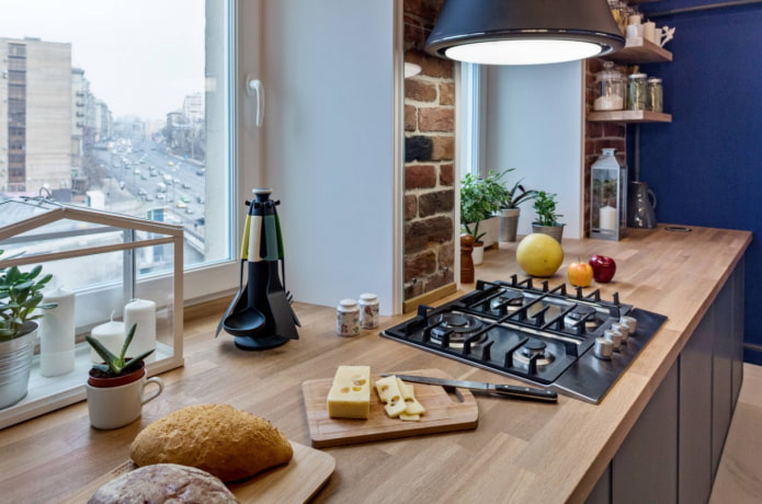 cuisinière à gaz près de la fenêtre