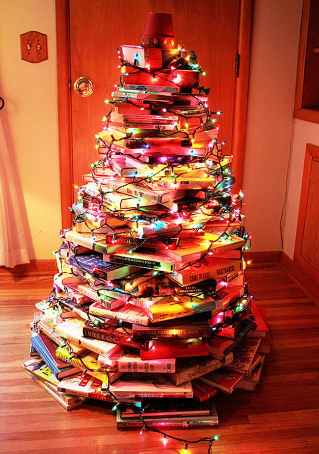 Arbre de Noël fait de livres avec des guirlandes