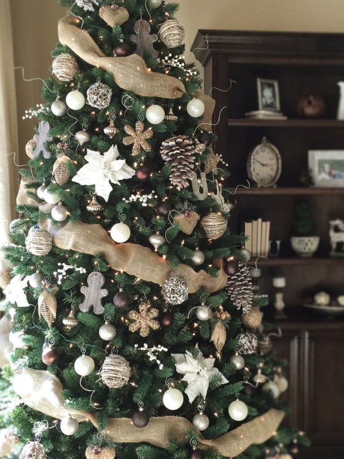 Sapin de Noël dans les tons marron