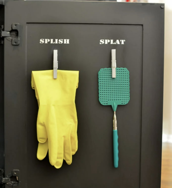 des gants et une spatule sur des pinces à linge