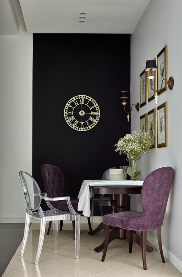 horloge sur un mur noir