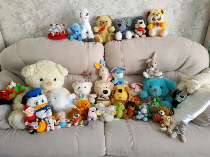 Jouets en peluche dans le salon