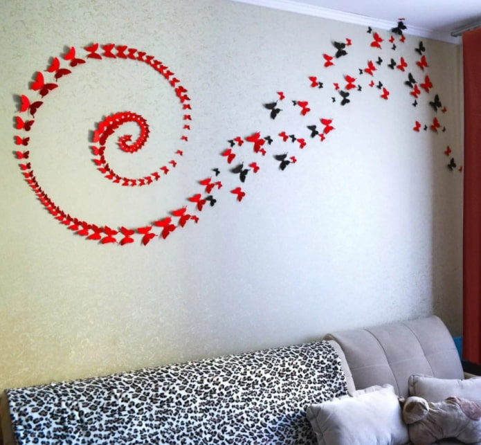 spirale de papillons sur le mur