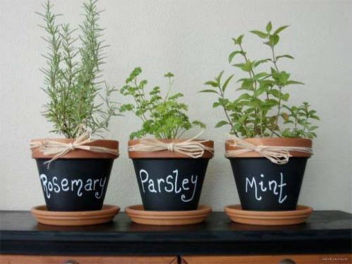 pots peints avec inscriptions