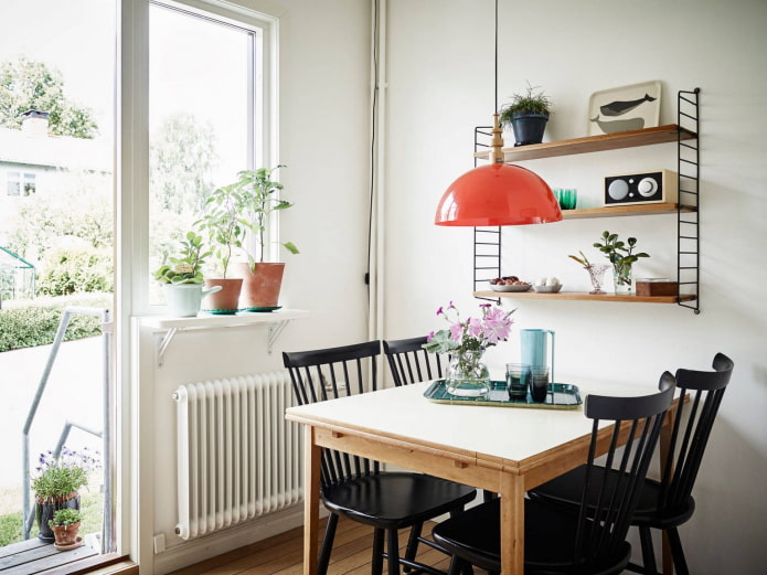 fleurs sur la fenêtre de la cuisine