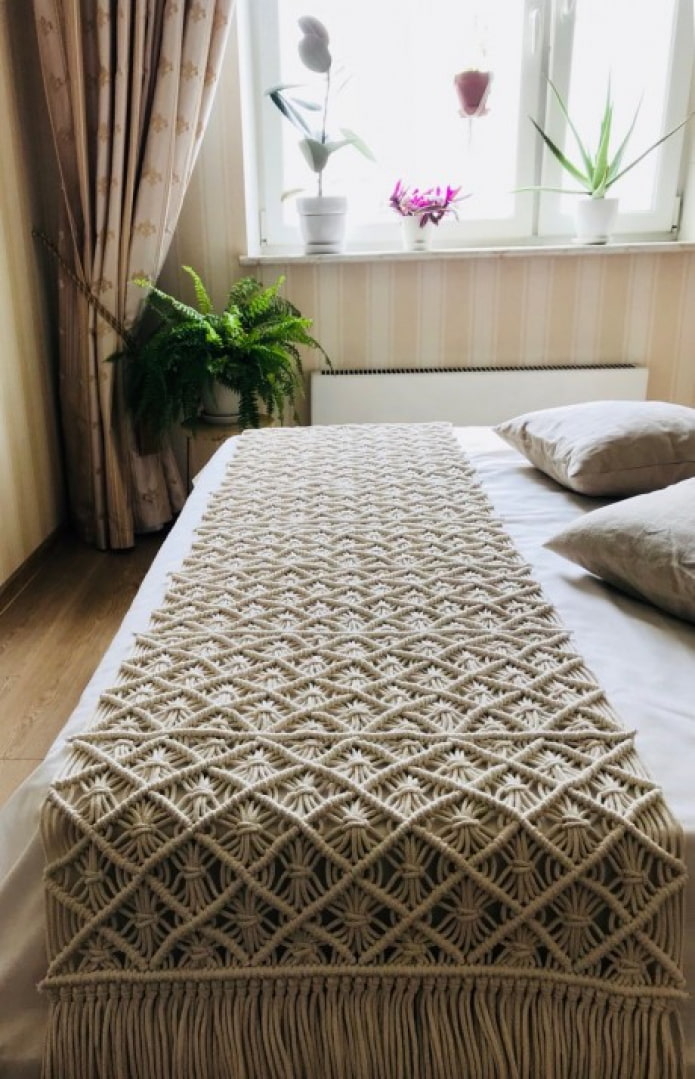 une couverture sur un lit en macramé