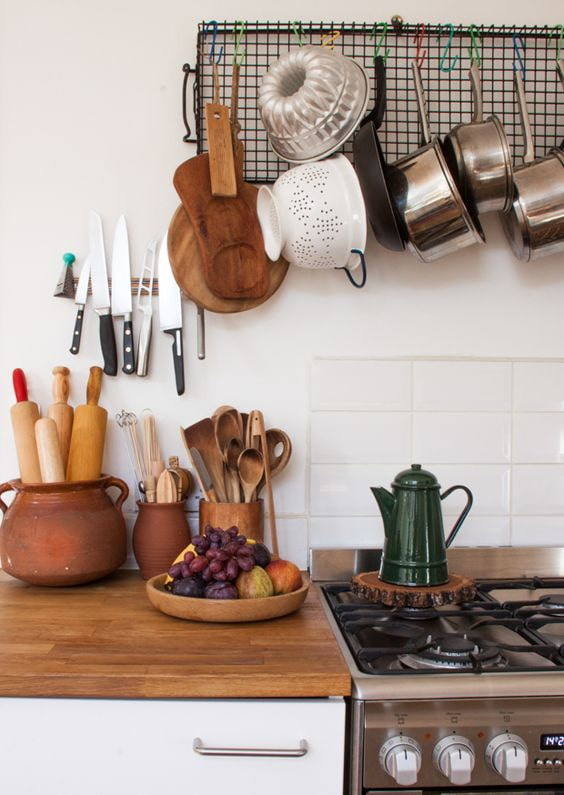 Passoire et casseroles sur une grille