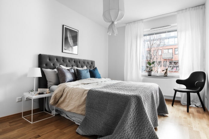 Rideaux blancs dans la chambre