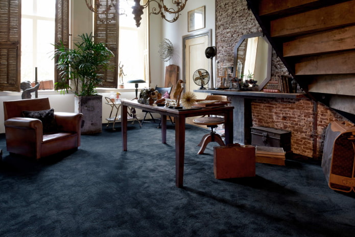 tapis sombre à l'intérieur