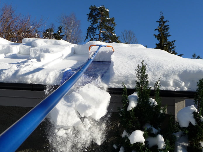 Nettoyer la neige avec un grattoir