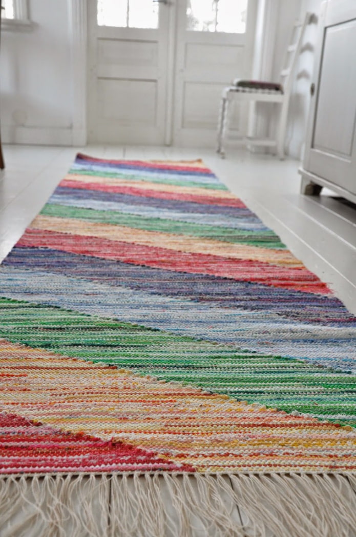 Tapis auto-tissé dans le couloir