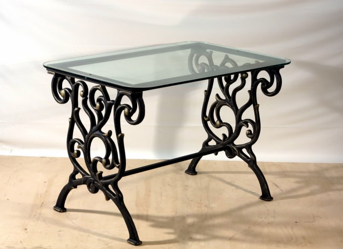 table en fer forgé avec verre