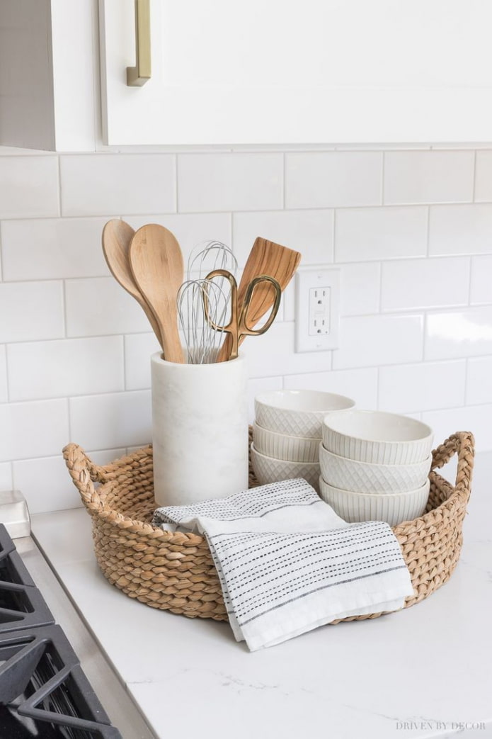 Panier à plateaux dans la cuisine