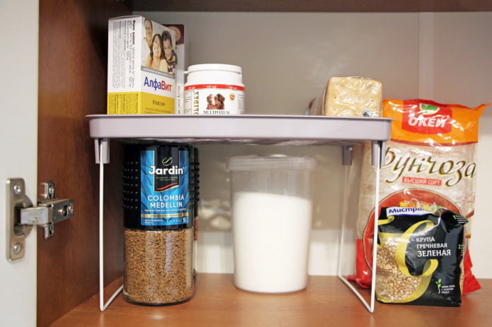 Étagère dans l'armoire de cuisine